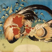 葛飾北斎≪露草に鶏≫団扇絵判錦絵　天保３年（１８３２）頃ＲＩＳＤ美術館蔵ＣｏｕｒｔｅｓｙｏｆｔｈｅＭｕｓｅｕｍｏｆＡｒｔ，ＲｈｏｄｅＩｓｌａｎｄＳｃｈｏｏｌｏｆＤｅｓｉｇｎ，ＰｒｏｖｉｄｅｎｃｅＧｉｆｔｏｆＭｒｓ．ＪｏｈｎＤ．Ｒｏｃｋｅｆｅｌｌｅｒ，Ｊｒ．
