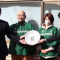 署長「こんなケース初めて」　１年で４回詐欺防ぐ　鴨川のセブンイレブンオーナーに記念時計