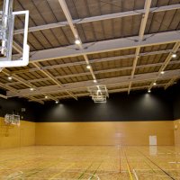 ２階の体育室は空調を整備。バスケットボール、バドミントン、バレーボールなどさまざまな競技に対応。成人式などの行事でも利用できるよう電動式可動ステージも。災害時には避難所となる