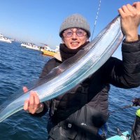 走水沖で釣り上げたタチウオ（写真は「守山丸」提供）
