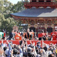 「福は内」のかけ声に合わせて一斉に豆をまく成田山新勝寺の節分会の参加者ら＝３日、成田市