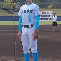 関東大会で選手宣誓する山梨学院・菰田＝昨年１０月、山日ＹＢＳ球場
