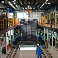 早朝から行われた新車両の搬入＝６日、千葉市稲毛区の千葉都市モノレール車両基地