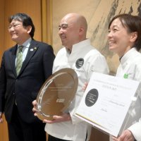世界選手権で３位を獲得した省吾さん（中央）と敦子さん（右）。後ろにある富士山の絵画は敦子さんの祖父の作品だという＝２月５日、千葉市役所の市長応接室
