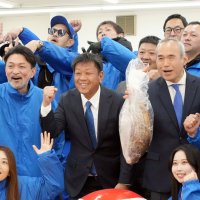 再選を果たし、笑顔で支援者と記念写真に収まる宮内氏（中央）＝８日午後１０時過ぎ、匝瑳市の事務所
