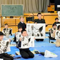 筆操り「母の愛」表現　茂原小で水墨画教室　北京出身の画家王さん指南