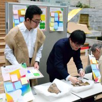 学校所蔵の土器を来場者に説明する東邦高校の生徒
