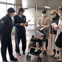 幅広い世代にビラを配った