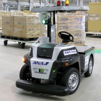 国内空港の貨物施設として初めて成田空港に導入された自動運転の搬送車両＝１９日、成田市