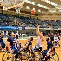 相手をかわしながらシュートを打つ千葉ホークスの選手＝２１日、千葉市中央区の千葉ポートアリーナ
