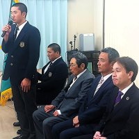 甲子園に向けて抱負を語る専大松戸・高貝主将（左）