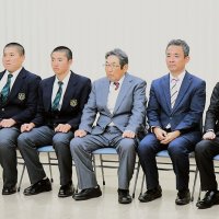 ３月１９日に開幕する選抜高校野球大会に出場する専大松戸の持丸修一監督（中央）や高貝規仁主将（左から２人目）らが千葉日報社を訪れ、大会での一戦必勝を期した＝２６日、千葉市中央区
