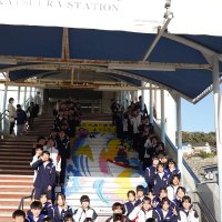 おひなさまとカツオのイラストで彩った勝浦中による階段アート。「魅力大漁の勝浦へようこそ！！」と歓迎のメッセージ＝ＪＲ勝浦駅
