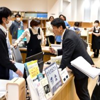 図書館職員が警察と訓練　不審者対応学ぶ　福岡県の刺傷事件受け　香取　