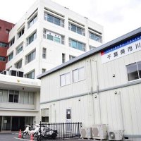 飲酒運転、ひき逃げか　市川、２７歳女逮捕
