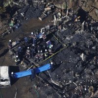 千葉県睦沢町の住宅火災現場＝２２日午前９時４１分（共同通信社ヘリから・共同）