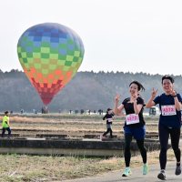 マラソンコースの近くでは気球体験が開かれた＝２８日、千葉市若葉区