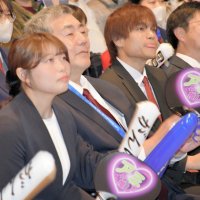 中井選手の演技を見守る高校担任の高橋さん（手前左）と中学時代の担任の大島さん（右端から２人目）