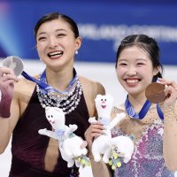 女子で銀メダルを獲得した坂本花織（左）と銅メダルの中井亜美＝１９日、イタリア・ミラノ（共同）