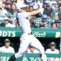 北照―専大松戸　４回表専大松戸１死一、二塁、長谷川が左前に先制打を放つ＝２１日、甲子園