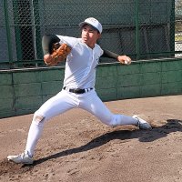 ブルペンで投げ込む専大松戸・小林＝２４日、兵庫県伊丹市