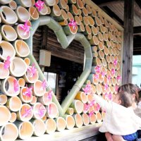 「結び目」駅、縁つなぐ♡　大多喜・上総中野駅に竹製オブジェ　健康、幸せ…風車に願い