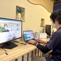 リモートでミーティングをする様子
