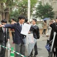 自分の受験番号を指さして写真を撮る受験生ら＝３日午前９時半ごろ、千葉市中央区の県立千葉高校