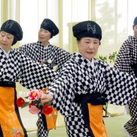 「大島あんこ椿」の踊りを披露する「里喜本社中」の団員＝大島町元町の元町港船客待合所

