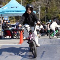 波打つようなコースをＢＭＸで走行するイベント来場者＝大多喜町