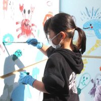 体育館に思い出アート　閉校控え児童描く　館山・船形小