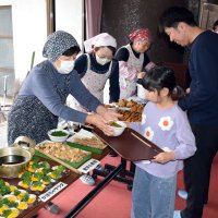 子どもたちに長南丼を提供する運営ボランティア