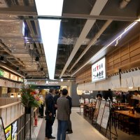 ６階には１３の飲食店が出店し、酒を楽しめる

