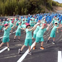 ３０年越し市道全線開通　登下校時の渋滞緩和へ　地元小中学生が通り初め　旭