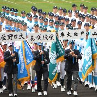 第９８回選抜高校野球大会の開会式で、一斉行進する専大松戸の選手たち＝１９日午前、兵庫県西宮市の甲子園球場