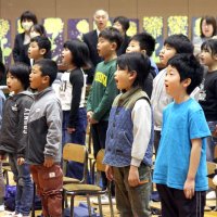 閉校式で校歌斉唱する船形小学校の児童ら＝２０日、館山市