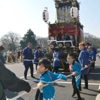 元気な掛け声を上げながら山車を引く子どもたち＝２１日、佐倉市