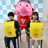 千葉ジェッツ印で交通安全　市川市新入生へランドセルカバー寄贈