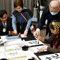 外国人が日本文化体験　書道で「花」、茶席やちぎり絵も　香取市