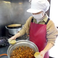 佃煮を調理する鍋。魚や調味料の入った鍋は重さ１０キロほどにも上る