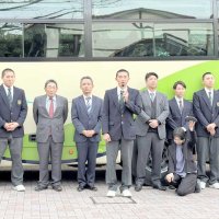 応援への感謝と夏の大会に向けての決意を述べる高貝主将（中央）＝３０日、松戸市