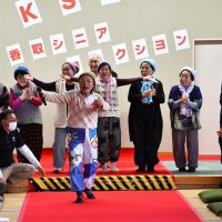 【写真複数】高齢者主役のファッションショー　思い出の服や装飾品で堂々ランウェイ　香取・さくら館
