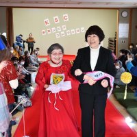 深紅のドレスを着て歩く出演者の中で最高齢の篠塚アキさん（中央左）