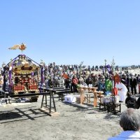 多古町の松崎神社の神幸祭が６０年ぶりに執り行われ、匝瑳市の海岸で本祭が行われた＝８日、同市