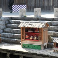 小野川沿いにもひな人形が展示されている