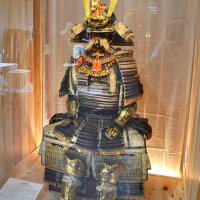 県指定文化財の「紫裾濃胴丸」。通常の甲冑よりも装飾が多く豪華だ