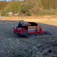 試験的に既存の有機堆肥を田に散布する様子＝今年１月、長柄町（町提供）
