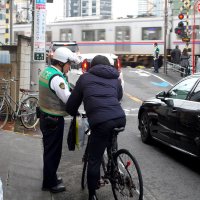 自転車「青切符」制度始まる　右側通行や一時不停止も　指導警告原則　市川、多発地点で取り締まり