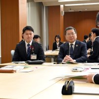梅田頭取（右から２人目）を交え、自己紹介する新入行員ら＝１日、千葉市美浜区の千葉興業銀行本店