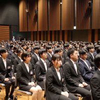緊張した面持ちで入行式に臨む新入行員＝１日、千葉市中央区の千葉銀行本店